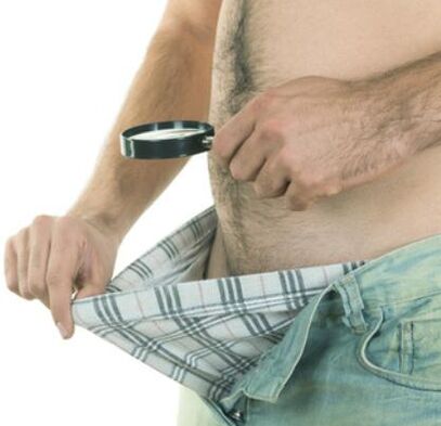 e Mann ënnersicht säi Penis a wëll en vergréisseren