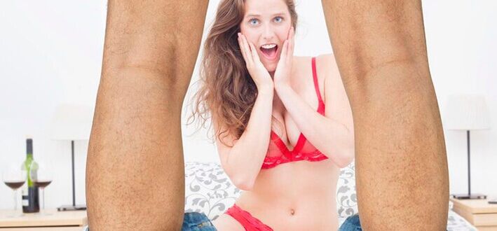 Fra iwwerrascht duerch erhéicht Gréisst vum Mann säi Penis Foto 2